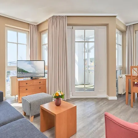 Schoene Mit Wanne Und Grossem Balkon In Apartment *