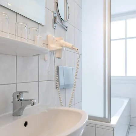 Schoene Mit Wanne Und Grossem Balkon In Apartment *