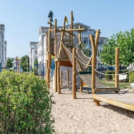 Schoene Mit Wanne Und Grossem Balkon In Apartment